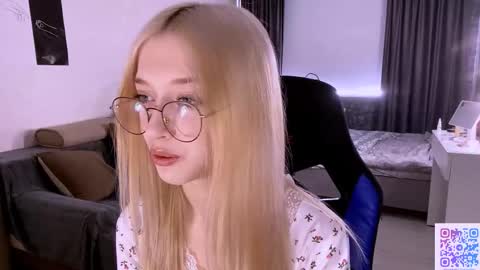 Snapshot of eufemiazurawski chatting on March 27, 11:10 am Tali online show from March 27, 11:10 am