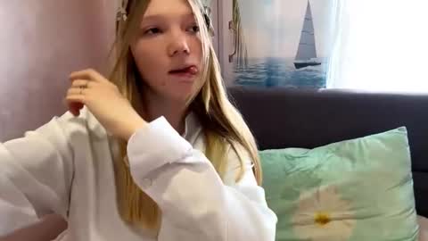 Snapshot of eugenakhouri chatting on September 28, 6:19 am Lana online show from September 28, 6:19 am