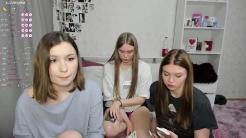 Veronica Tiia Lilith left to right online show from December 1, 10:43 pm