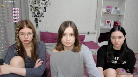 Veronica Tiia Lilith left to right online show from December 10, 8:16 pm