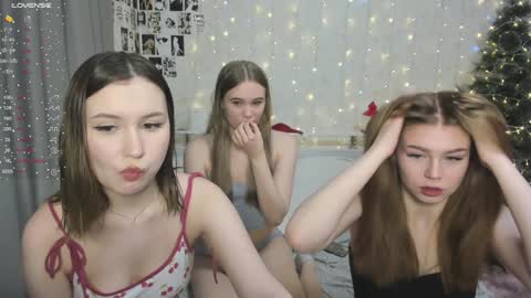 Veronica Tiia Lilith left to right online show from December 30, 1:26 am