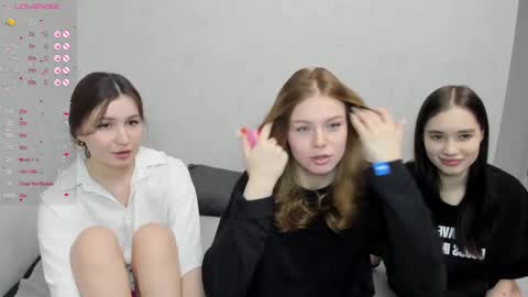 Veronica Tiia Lilith left to right online show from February 26, 3:53 am