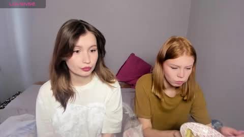 Veronica Tiia Lilith left to right online show from October 6, 5:05 am