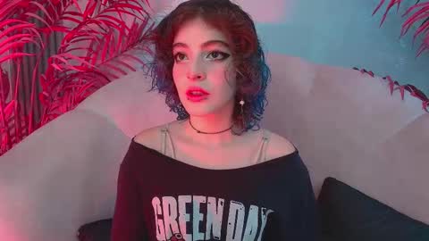 E V A online show from November 6, 8:21 pm