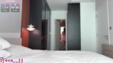 Snapshot of eva_j chatting on February 6, 2:49 am Free toy control in pvt online show from February 6, 2:49 am