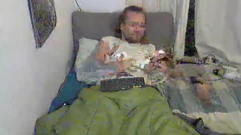 Snapshot of evalsmac chatting on February 15, 9:44 pm Han online show from February 15, 9:44 pm