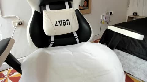 Snapshot of evans_king chatting on March 8, 3:35 pm Evan online show from March 8, 3:35 pm