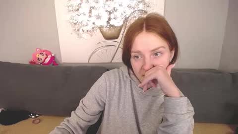 Snapshot of evarey_ chatting on October 5, 4:11 am Adelina online show from October 5, 4:11 am