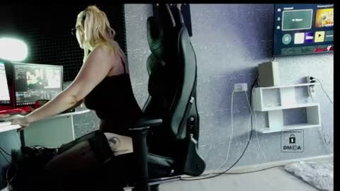 evavibe online show from April 24, 7:11 am