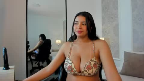 E V E L I N online show from April 1, 1:52 pm