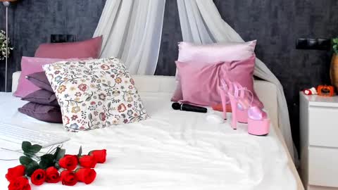 evellynereys online show from February 13, 8:06 am