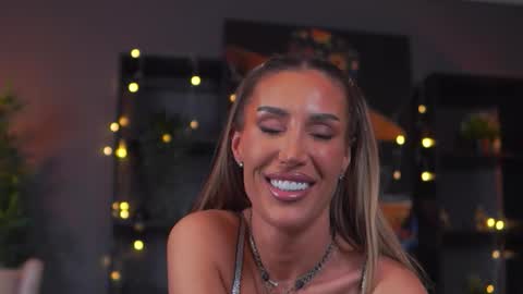 Evelyn online show from February 3, 7:30 pm