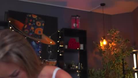 Evelyn online show from April 2, 6:16 pm