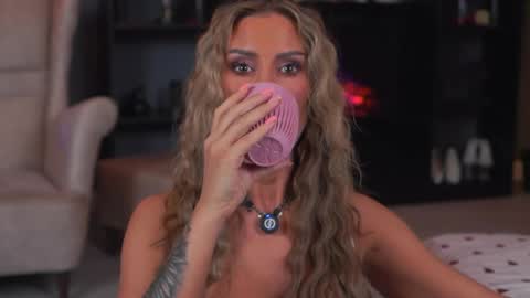 Evelyn online show from April 14, 6:14 pm