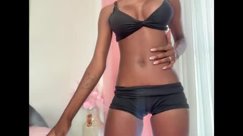 E V E L Y N  online show from September 9, 2:05 pm