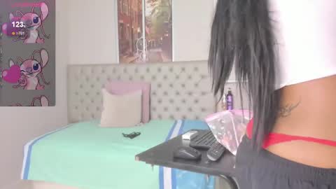 Snapshot of evelyn_jones9 chatting on February 10, 12:52 am evelyn_jones9 online show from February 10, 12:52 am