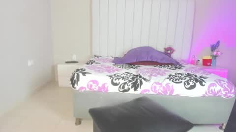 Snapshot of evelyn_jones9 chatting on February 21, 8:29 am evelyn_jones9 online show from February 21, 8:29 am