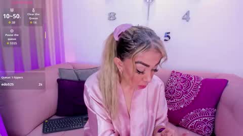 Snapshot of evelynagrey chatting on February 10, 1:37 pm EvelynaGrey online show from February 10, 1:37 pm