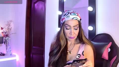 Snapshot of evelynagrey chatting on February 22, 11:14 pm EvelynaGrey online show from February 22, 11:14 pm