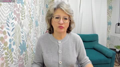 Snapshot of evelynblissful chatting on December 2, 5:04 am Evelyn online show from December 2, 5:04 am