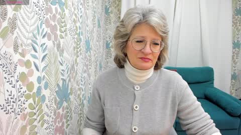 Snapshot of evelynblissful chatting on December 4, 5:05 am Evelyn online show from December 4, 5:05 am