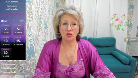 Snapshot of evelynblissful chatting on December 18, 8:20 am Evelyn online show from December 18, 8:20 am