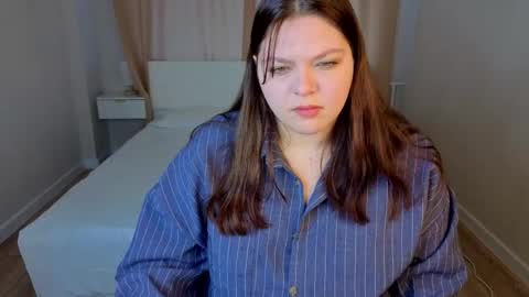 Evelyne Loo online show from May 7, 1:00 am