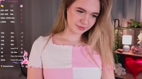 Snapshot of evelynlewis_ chatting on March 14, 9:37 am Mia online show from March 14, 9:37 am