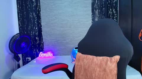 Snapshot of evemilk chatting on February 11, 8:47 pm evelin 3 online show from February 11, 8:47 pm