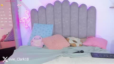 Snapshot of evie_clark_ chatting on April 28, 11:21 pm My name is Evie nice to meet you really get to know me better private is open online show from April 28, 11:21 pm