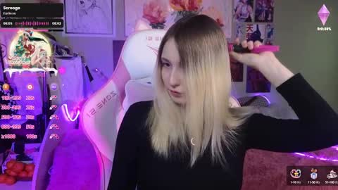 Snapshot of evie_rosen chatting on December 20, 8:23 pm Evie online show from December 20, 8:23 pm
