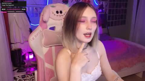 Snapshot of evie_rosen chatting on October 17, 8:55 pm Evie online show from October 17, 8:55 pm