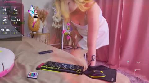 Snapshot of evie_val chatting on September 8, 4:39 pm evie_val online show from September 8, 4:39 pm