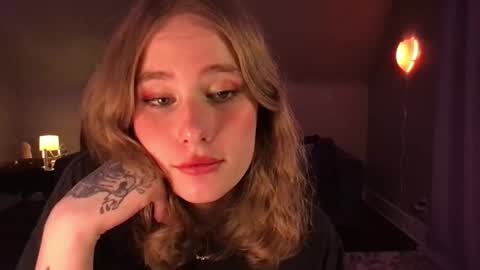 Snapshot of eviecam chatting on December 18, 6:21 am Evie3 online show from December 18, 6:21 am