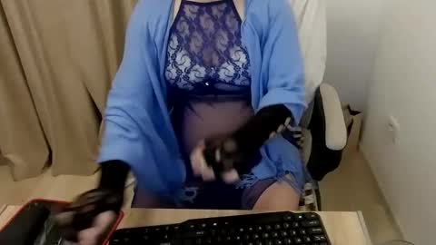 Snapshot of evil_goddesx chatting on January 28, 6:28 pm alesia online show from January 28, 6:28 pm