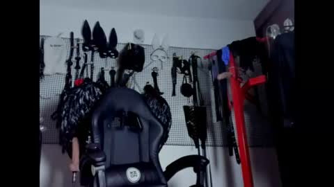 Snapshot of evil_sammy chatting on July 3, 6:14 pm Mistress Sammy online show from July 3, 6:14 pm