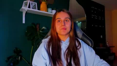 Snapshot of evy_orange1 chatting on June 19, 1:21 am EVY online show from June 19, 1:21 am