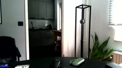 exibist79 online show from December 18, 9:26 am