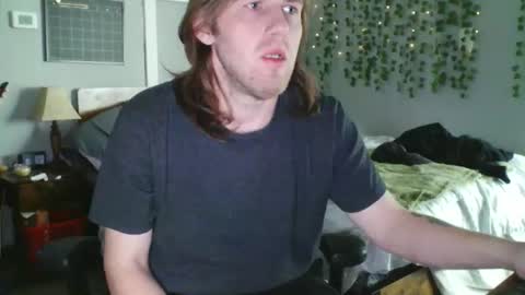 Snapshot of explosive_andyy chatting on February 13, 2:35 pm Explosivee andyy online show from February 13, 2:35 pm