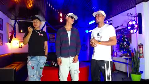 Snapshot of extrangers chatting on December 22, 1:19 pm extrangers online show from December 22, 1:19 pm