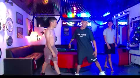 Snapshot of extrangers chatting on January 5, 5:27 pm extrangers online show from January 5, 5:27 pm