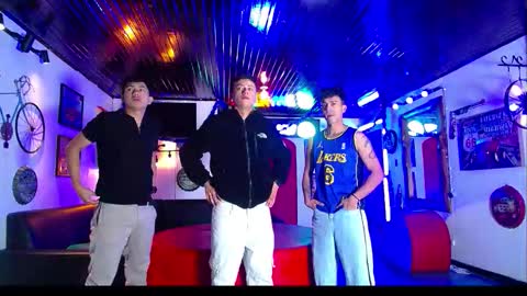 Snapshot of extrangers chatting on January 7, 1:13 pm extrangers online show from January 7, 1:13 pm