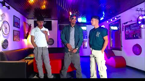 Snapshot of extrangers chatting on February 5, 1:16 pm extrangers online show from February 5, 1:16 pm