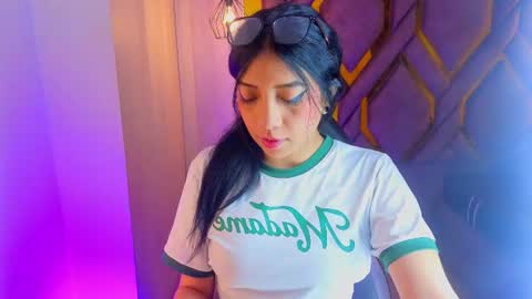 Snapshot of ey_im_simone_ chatting on June 22, 12:24 pm online show from June 22, 12:24 pm