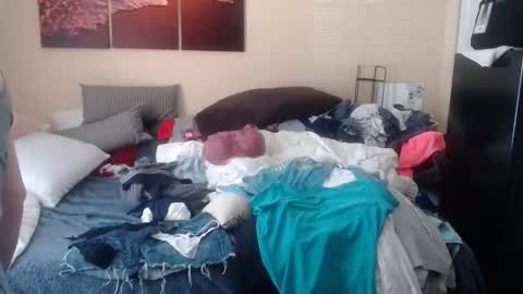 eyeswall0w online show from October 19, 2:40 pm