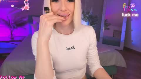 Lana online show from April 20, 9:05 pm