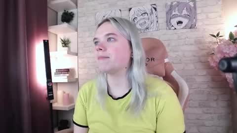 Snapshot of fancybella chatting on November 11, 9:42 am Bella online show from November 11, 9:42 am