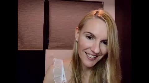 Snapshot of fanny_posy chatting on January 4, 4:23 am Fanny online show from January 4, 4:23 am