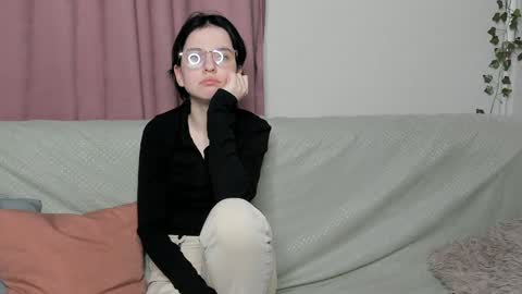 Snapshot of fannyharber chatting on December 6, 11:00 am Mia online show from December 6, 11:00 am