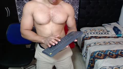 SANTIAGOLARRY AND ROBERTO online show from January 5, 3:22 am